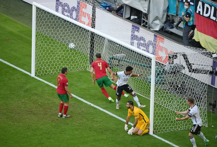 Đá Thòng Trung Vệ Nghệ Thuật Phòng Ngự Thông Minh Trong Bóng Đá Hiện Đại 2026