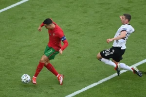 Đá Thòng Trung Vệ Nghệ Thuật Phòng Ngự Thông Minh Trong Bóng Đá Hiện Đại 2026
