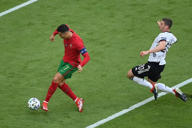 Đá Thòng Trung Vệ Nghệ Thuật Phòng Ngự Thông Minh Trong Bóng Đá Hiện Đại 2026